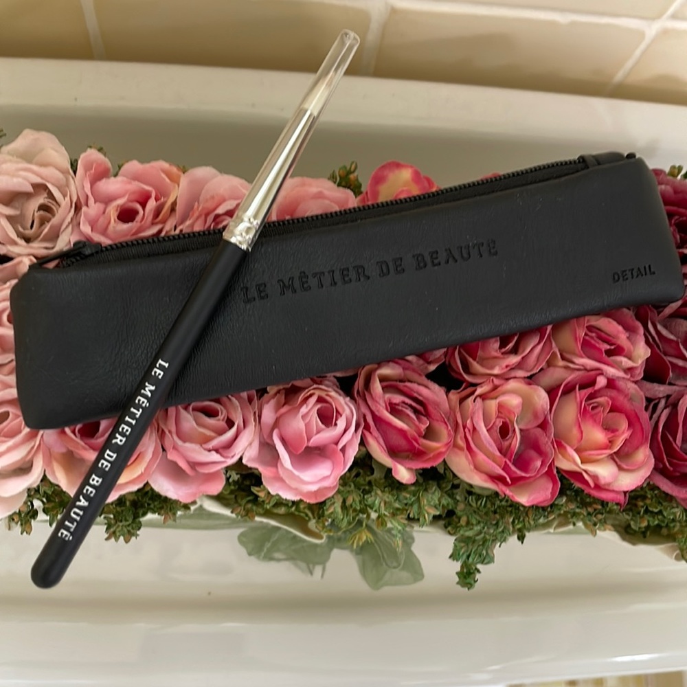 Le Metier de Beaute Detail Brush NEW + bonus black case
